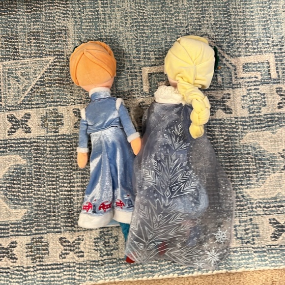 Official Disney world Olaf’s frozen adventure Anna and Elsa stuffed animals - Picture 2 of 2